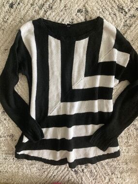 New bebe 2b black white contrast long sleeve sweater top